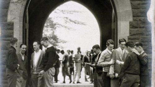 长途步行, 全球十大网赌正规平台(哈特福德, CT):外景:贾维斯和威廉姆斯拱门连接到顶峰街. 大约在1935年
